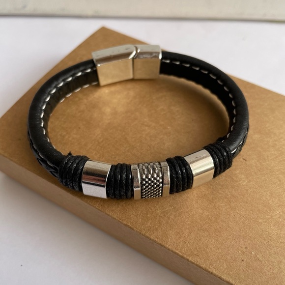 BRACELET Other - Black leather bracelets for men and women, braided magnetic.